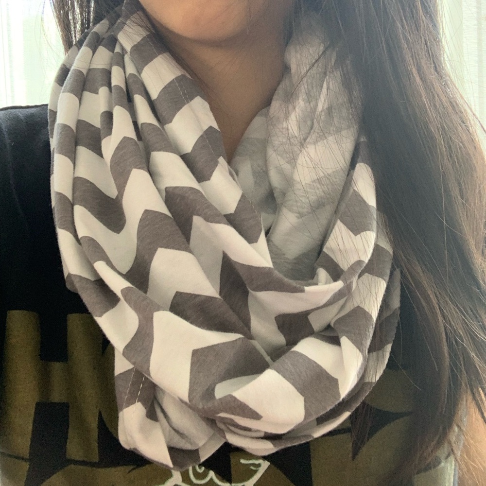 Itzy Ritzy Infinity Nursing Scarf - Picture 3 of 4